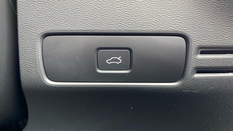 Volvo XC40 2.0 B3P Plus Black Edition 5dr Auto Petrol Estate